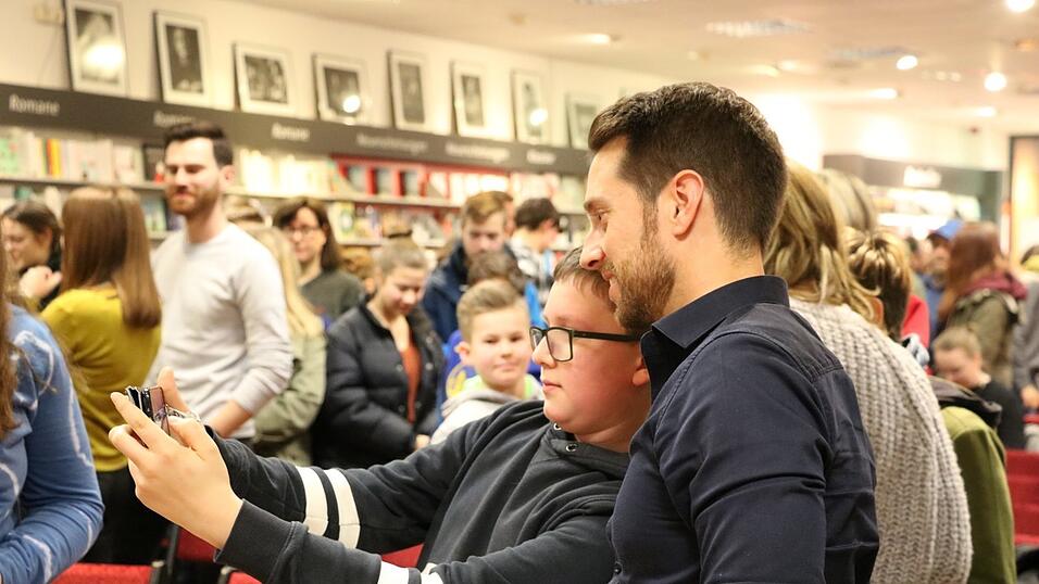 Zum Abschluss des Talks erf&uuml;llte Mirko Drotschmann noch viele Selfie- und Autogrammw&uuml;nsche.