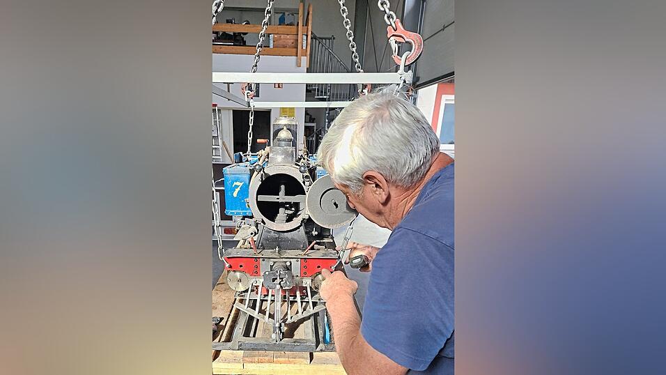 Franz Reichinger arbeitet an der Lok.