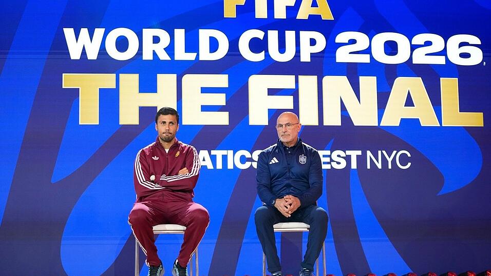 Rodri (links) und Luis de la Fuente gehen selbstbewusst ins WM-Finale gegen Argentinien. Rodri (links) und Luis de la Fuente gehen selbstbewusst ins WM-Finale gegen Argentinien.