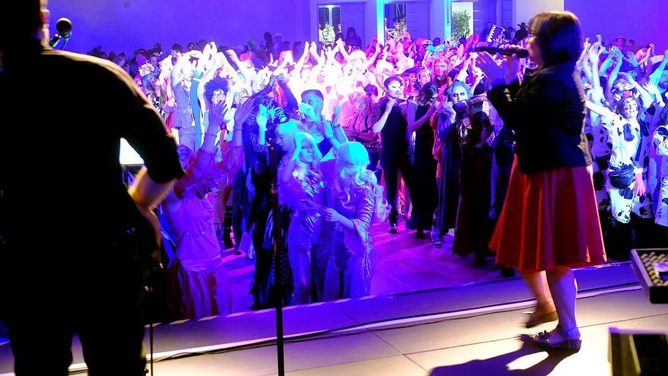 Der Künstlerball bot ein großes Showprogramm. Der Künstlerball bot ein großes Showprogramm.