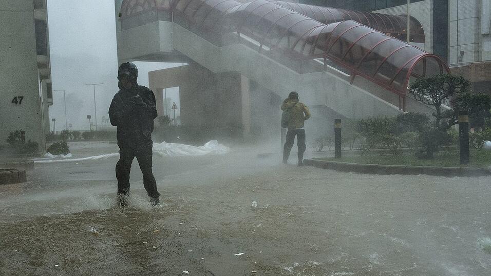 «Ragasa» brachte heftigen Regen in die betoffenen Gebiete. «Ragasa» brachte heftigen Regen in die betoffenen Gebiete.