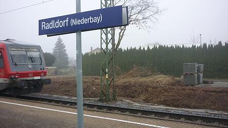 Ab Radldorf fährt auch die Gäubodenbahn nach Straubing. Ab Radldorf fährt auch die Gäubodenbahn nach Straubing.