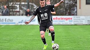 Die SpVgg Lam mit Christian Mühlbauer will im ersten Heimspiel der Saison gegen den SC Luhe-Wildenau die ersten drei Punkte einzufahren. Die SpVgg Lam mit Christian Mühlbauer will im ersten Heimspiel der Saison gegen den SC Luhe-Wildenau die ersten drei Punkte einzufahren.