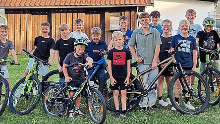 Mit ihren Bikes waren die Jungs zur Sitzung gekommen und hoffen, dass ihr Wunsch für einen Bikepark in Erfüllung geht.