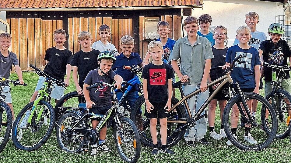Mit ihren Bikes waren die Jungs zur Sitzung gekommen und hoffen, dass ihr Wunsch für einen Bikepark in Erfüllung geht. Mit ihren Bikes waren die Jungs zur Sitzung gekommen und hoffen, dass ihr Wunsch für einen Bikepark in Erfüllung geht.
