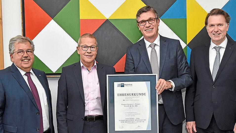 IHK-Hauptgeschäftsführer Dr. Jürgen Helmes und IHK-Präsident Michael Matt überreichten Thomas und Josef Kappenberger junior (von rechts) die Ehrenurkunde zum 60-jährigen Firmenjubiläum. IHK-Hauptgeschäftsführer Dr. Jürgen Helmes und IHK-Präsident Michael Matt überreichten Thomas und Josef Kappenberger junior (von rechts) die Ehrenurkunde zum 60-jährigen Firmenjubiläum.