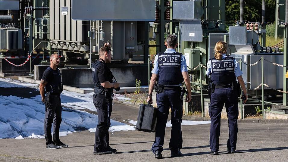 Ermittler stehen am Umspannwerk Reutlingen. Ermittler stehen am Umspannwerk Reutlingen.