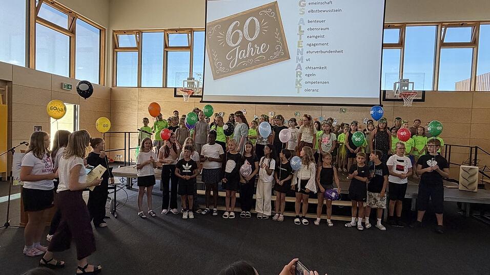 Die Kinder lie&szlig;en ihre Grundschule hochleben.