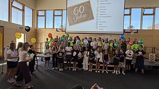 Die Kinder ließen ihre Grundschule hochleben. Die Kinder ließen ihre Grundschule hochleben.