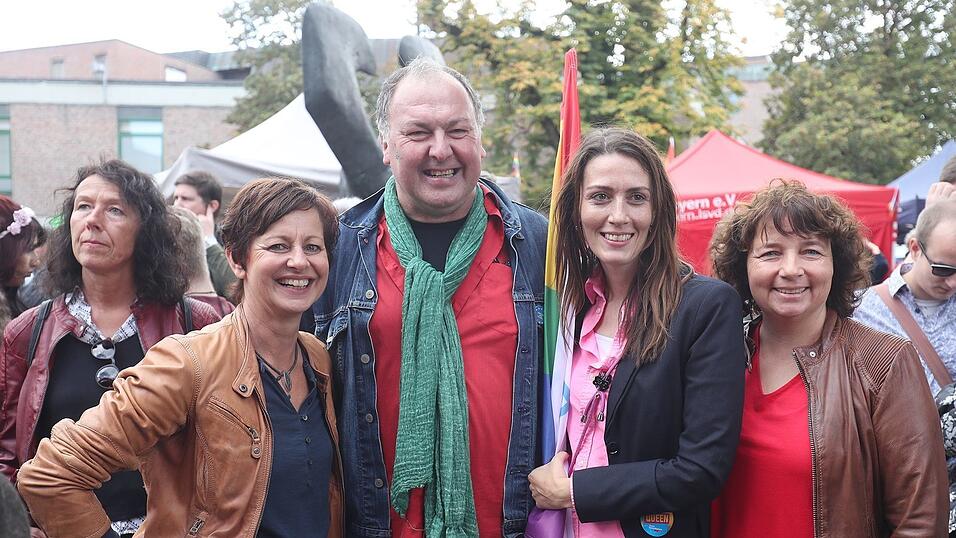 Knapp 2.000 Teilnehmer feierten am Samstag in Landhut den ersten Christopher-Street-Day Niederbayerns.