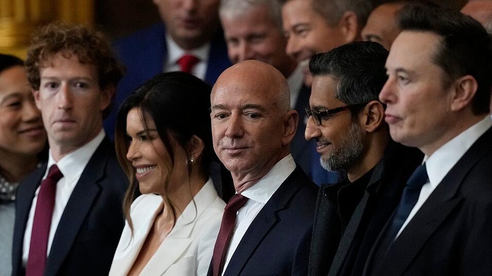 Unter den Gästen bei Trumps Amtseinführung: Mark Zuckerberg (l-r), Lauren Sanchez und ihr Partner Jeff Bezos, Sundar Pichai und Elon Musk.