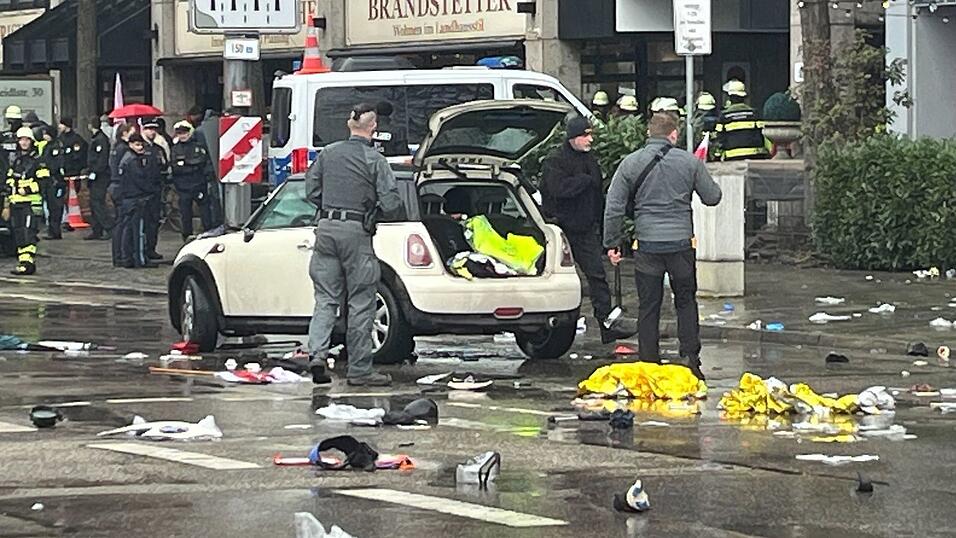 Trümmer liegen auf der Straße verteilt. Trümmer liegen auf der Straße verteilt.