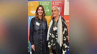 Kreis-Nachhaltigkeitskoordination Teresa Raith und Weltladen-Leiterin Brigitta Schlüter bei der Preisverleihung in München. Kreis-Nachhaltigkeitskoordination Teresa Raith und Weltladen-Leiterin Brigitta Schlüter bei der Preisverleihung in München.