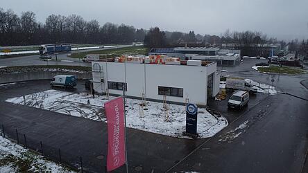 Das neue TÜV-Gebäude direkt an der B85 von oben. Das neue TÜV-Gebäude direkt an der B85 von oben.