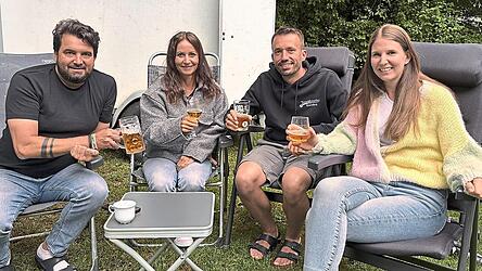 Lieben das Camping (v.l.): Heiko (47) und Martina (47) Münchmeier sowie Thomas (35) und Juliane (36) Käsbauer. Lieben das Camping (v.l.): Heiko (47) und Martina (47) Münchmeier sowie Thomas (35) und Juliane (36) Käsbauer.