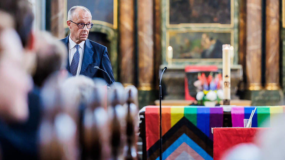 Bundeskanzler Friedrich Merz (CDU) spricht bei einem Gottesdienst in der St. Marienkirche. Bundeskanzler Friedrich Merz (CDU) spricht bei einem Gottesdienst in der St. Marienkirche.