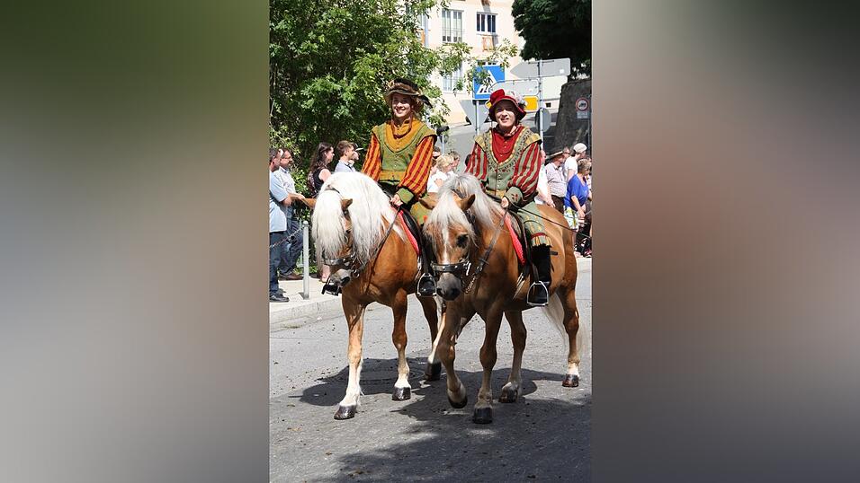 Die schönsten Augenblicke des historischen Drachenstich-Festzuges 2016. Die schönsten Augenblicke des historischen Drachenstich-Festzuges 2016.