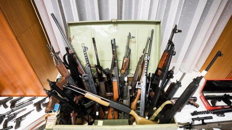 Beschlagnahmte Waffen werden im Rahmen einer Pressekonferenz der Landespolizeidirektion Wien gezeigt. Bei einem Schlag gegen ein rechtsextremes Netzwerk hat es fünf Festnahmen in Österreich und zwei in Bayern gegeben. Beschlagnahmte Waffen werden im Rahmen einer Pressekonferenz der Landespolizeidirektion Wien gezeigt. Bei einem Schlag gegen ein rechtsextremes Netzwerk hat es fünf Festnahmen in Österreich und zwei in Bayern gegeben.