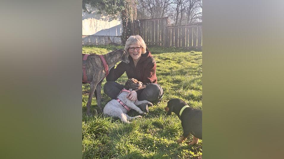 Sabine Dülfer mit einem Teil der Rasselbande, den Hunden Yuma, Frida und Cleo Sabine Dülfer mit einem Teil der Rasselbande, den Hunden Yuma, Frida und Cleo