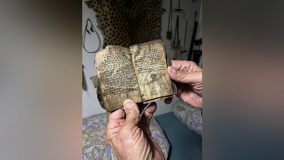 Ein Gebetbuch aus Eritrea hat Gangerl einem Pilger aus Lalibela abgekauft.