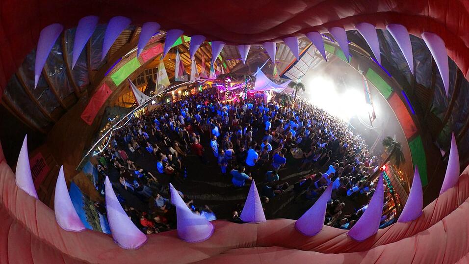 Tausende Partyhungrige kamen an den letzten beiden Januarwochenenden zur Beachparty in Vilsbiburg. Tausende Partyhungrige kamen an den letzten beiden Januarwochenenden zur Beachparty in Vilsbiburg.