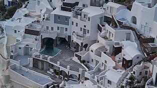Santorini ist eine beliebte Urlaubsinsel. Seit Wochen bebt dort die Erde. (Archivbild)