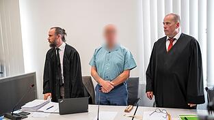 Der Angeklagte aus dem Landkreis Forchheim (hier neben seinen Anwälten) hat während des gesamten Prozesses geschwiegen. In seinem letzten Wort dankte er lediglich seinen beiden Verteidigern. (Archivbild)