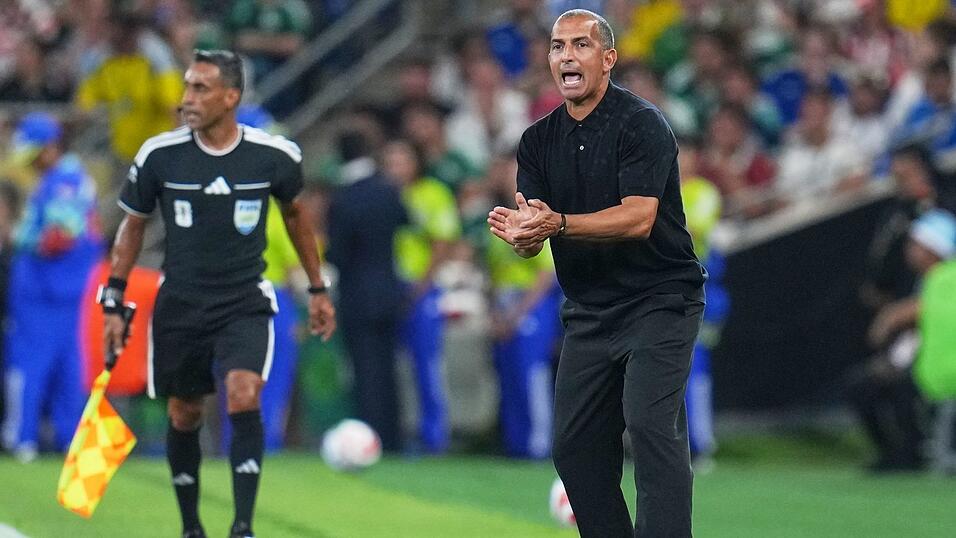 Nach nur einem WM-Spiel ist Tunesiens Trainer Sabri Lamouchi seinen Job offenbar los. Nach nur einem WM-Spiel ist Tunesiens Trainer Sabri Lamouchi seinen Job offenbar los.