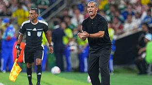 Nach nur einem WM-Spiel ist Tunesiens Trainer Sabri Lamouchi seinen Job offenbar los. Nach nur einem WM-Spiel ist Tunesiens Trainer Sabri Lamouchi seinen Job offenbar los.