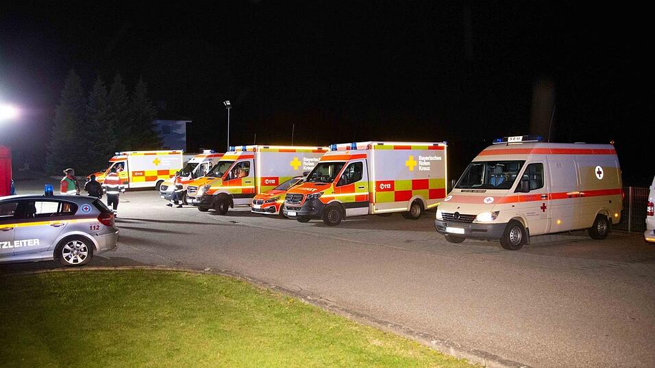 Beim Brand eines Mehrfamilienhaus in Reisbach sind in der Nacht auf Samstag vier Menschen ums Leben gekommen. Mindestens 20 weitere wurden verletzt. Beim Brand eines Mehrfamilienhaus in Reisbach sind in der Nacht auf Samstag vier Menschen ums Leben gekommen. Mindestens 20 weitere wurden verletzt.