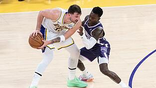 Dennis Schr&ouml;der (rechts) musste sich mit Sacramento den Los Angeles Lakers und Luka Doncic klar geschlagen geben.