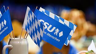 Bier geh&ouml;rt nicht nur bei vielen Besuchern der CSU am politischen Aschermittwoch dazu.