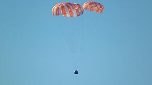 Abgebremst von Fallschirmen kam die &laquo;Orion&raquo;-Kapsel im Pazifik auf.