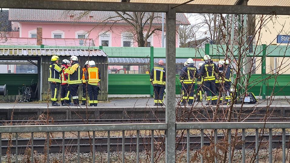 Am Bahnhof Straßkirchen läuft ein Einsatz. Am Bahnhof Straßkirchen läuft ein Einsatz.