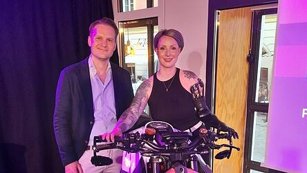 Professor Silvan Eisenmann und Janine Piller mit ihrem neuen Motorrad, einer KTM 1290 Super Duke, und der schwarzen Prothese. Professor Silvan Eisenmann und Janine Piller mit ihrem neuen Motorrad, einer KTM 1290 Super Duke, und der schwarzen Prothese.