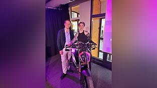 Professor Silvan Eisenmann und Janine Piller mit ihrem neuen Motorrad, einer KTM 1290 Super Duke, und der schwarzen Prothese. Professor Silvan Eisenmann und Janine Piller mit ihrem neuen Motorrad, einer KTM 1290 Super Duke, und der schwarzen Prothese.