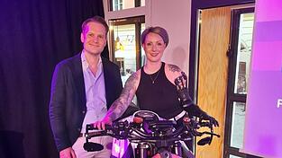 Professor Silvan Eisenmann und Janine Piller mit ihrem neuen Motorrad, einer KTM 1290 Super Duke, und der schwarzen Prothese. Professor Silvan Eisenmann und Janine Piller mit ihrem neuen Motorrad, einer KTM 1290 Super Duke, und der schwarzen Prothese.