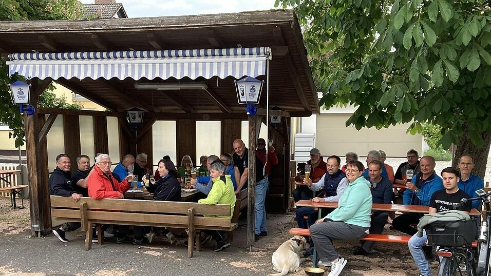 Die Überdachung des Biergartens ist inzwischen zu klein geworden. Die Überdachung des Biergartens ist inzwischen zu klein geworden.