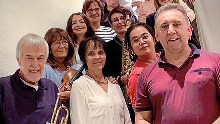 Die nächsten Auftritte des Chores „Call it out“ sind in Buchhausen, Langquaid und Bayerbach; rechts Chorleiter Hans Weger. Die nächsten Auftritte des Chores „Call it out“ sind in Buchhausen, Langquaid und Bayerbach; rechts Chorleiter Hans Weger.