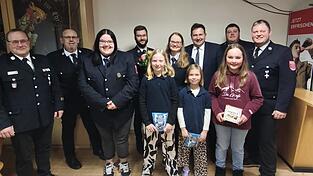 Bei der Generalversammlung (v.l.): KBM Dietl Marco, zweiter Vorsitzender Stephan Kellermeier, Fahnenbegleitung Diana Kellermeier, erster Kommandant Florian Schw&uuml;rzinger, Ehrenpatenbraut Anna-Lena Sterr, B&uuml;rgermeister Andreas Eckl, zweiter Kommandant Konrad Tremmel und erster Vorsitzender Florian Kuffner mit den Taferlkindern Leonie, Isabella und Vanessa Kuffner