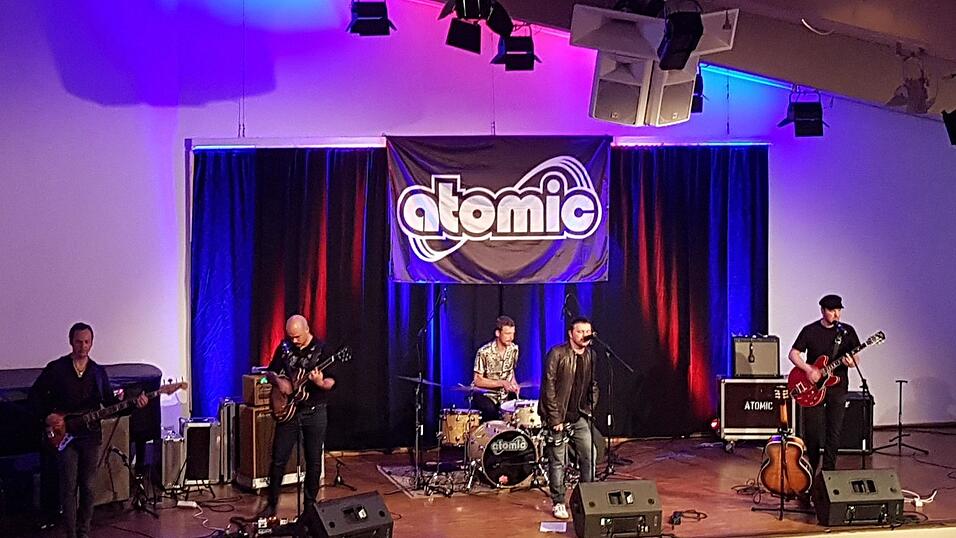 Ein Highlight von 'Kultur am Turm': Wegen der Witterung wechselten die fünf Atomic-Jungs jedoch vom Amtsgerichtshof in den Saal des Tagungszentrums. Ein Highlight von 'Kultur am Turm': Wegen der Witterung wechselten die fünf Atomic-Jungs jedoch vom Amtsgerichtshof in den Saal des Tagungszentrums.