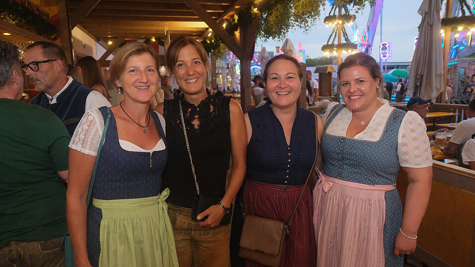 Die Partybilder vom Dienstag, 15. August 2023, aus dem Festzelt Krönner. Die Partybilder vom Dienstag, 15. August 2023, aus dem Festzelt Krönner.