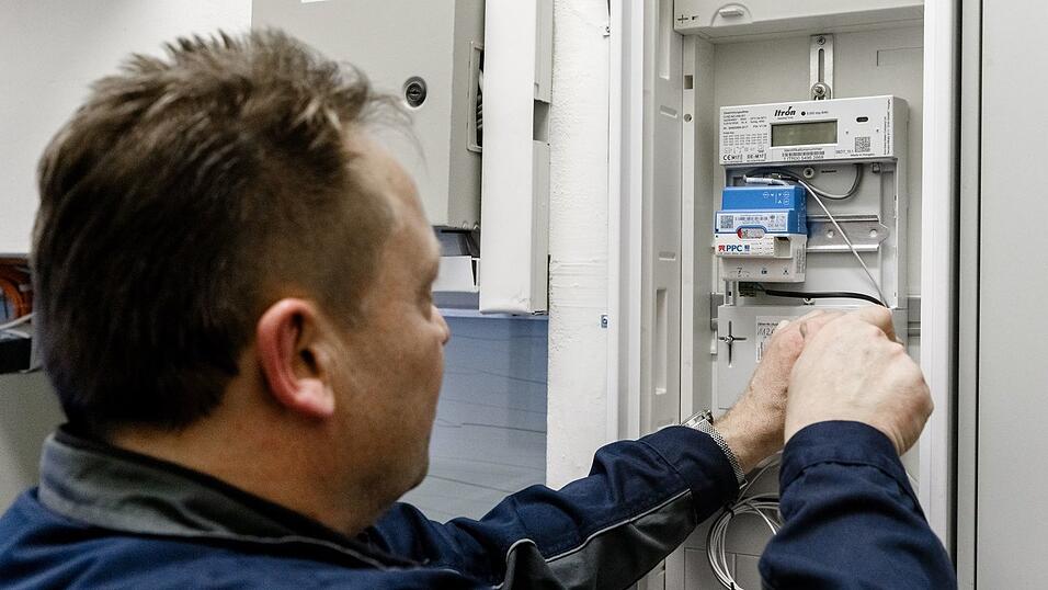 Ein Elektriker montiert einen digitalen Stromz&auml;hler mit einem Smart-Meter-Gateway zur Daten&uuml;bertragung. (Archivbild)