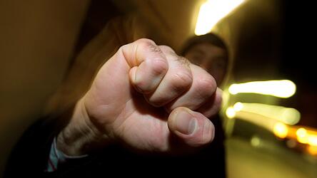 Der Mann schulg die Frau und flüchtete.