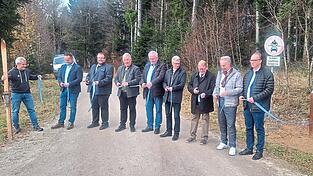 Die Freude über die DSV-Zertifizierung ist groß: (v. l.) Martin Eiberweiser (Ski und Bike), Bürgermeister Michael Reitberger (Lalling), Bürgermeister Robert Bauer (Schaufling), Bürgermeister Walter Nirschl (Bischofsmais), Bürgermeister Anton Stettmer (Grafling), Landrat Bernd Sibler, Deggendorfs zweiter Bürgermeister Günther Pammer, Regens stellvertretender Landrat Helmut Plenk und MdL Martin Behringer (FWG). Die Freude über die DSV-Zertifizierung ist groß: (v. l.) Martin Eiberweiser (Ski und Bike), Bürgermeister Michael Reitberger (Lalling), Bürgermeister Robert Bauer (Schaufling), Bürgermeister Walter Nirschl (Bischofsmais), Bürgermeister Anton Stettmer (Grafling), Landrat Bernd Sibler, Deggendorfs zweiter Bürgermeister Günther Pammer, Regens stellvertretender Landrat Helmut Plenk und MdL Martin Behringer (FWG).