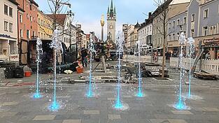 Das Wasserspiel am Theresienplatz hat seinen ersten Probelauf erfolgreich bestanden. Im Dauerbetrieb ist es aber erst im kommenden Frühjahr.