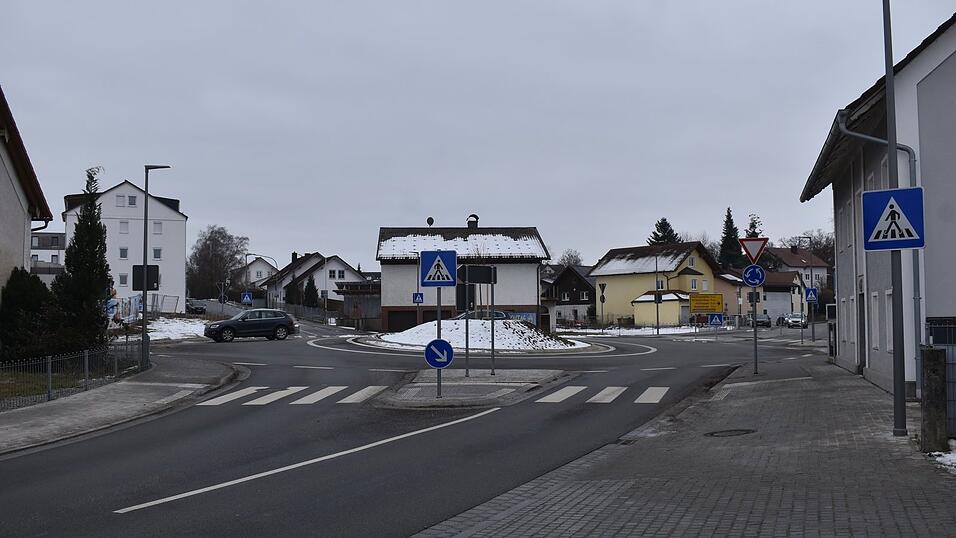 Der neue Kreisverkehr sollte eigentlich für Sicherheit sorgen. Jetzt musste man feststellen, dass einzelne Verkehrsteilnehmer zu schnell unterwegs sind. Der neue Kreisverkehr sollte eigentlich für Sicherheit sorgen. Jetzt musste man feststellen, dass einzelne Verkehrsteilnehmer zu schnell unterwegs sind.