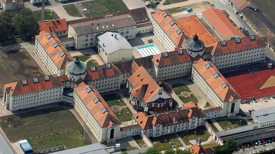 Bis Ende Mai 2013 wird der 26 Millionen Euro teure Neubau in der Justizvollzugsanstalt Straubing fertig. Foto: Armin Weigel, dpa