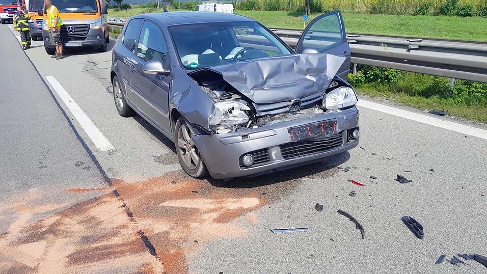 Der zweite Unfall mit drei Autos passierte direkt bei der Anschlussstelle Kirchroth. Im Einsatz waren die Feuerwehren Wörth und Wiesent.