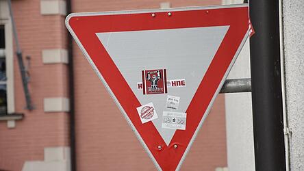 Auch das „Vorfahrt achten“-Schild direkt vor dem Rathaus hat schon einige Aufkleber verpasst bekommen.